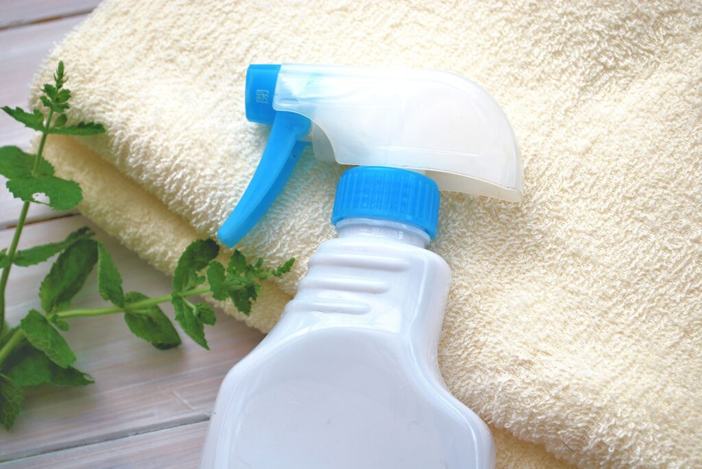 クリーナー剤（霧吹きタイプ）とクロス