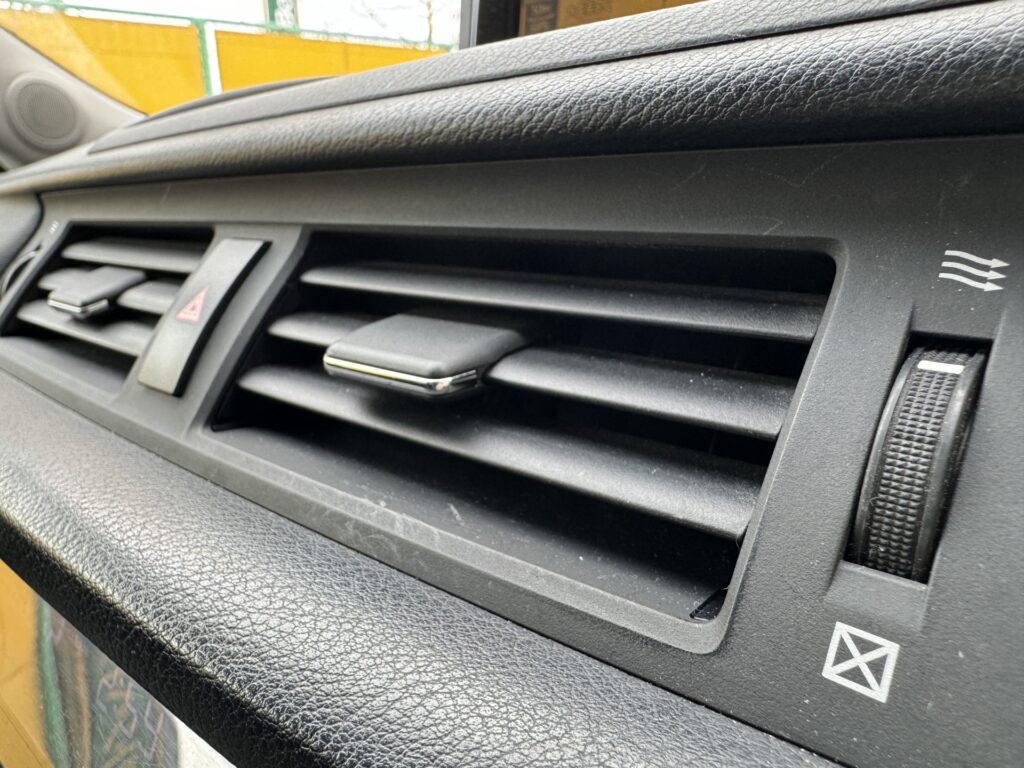 車内エアコン（吹き出し口のアップ）