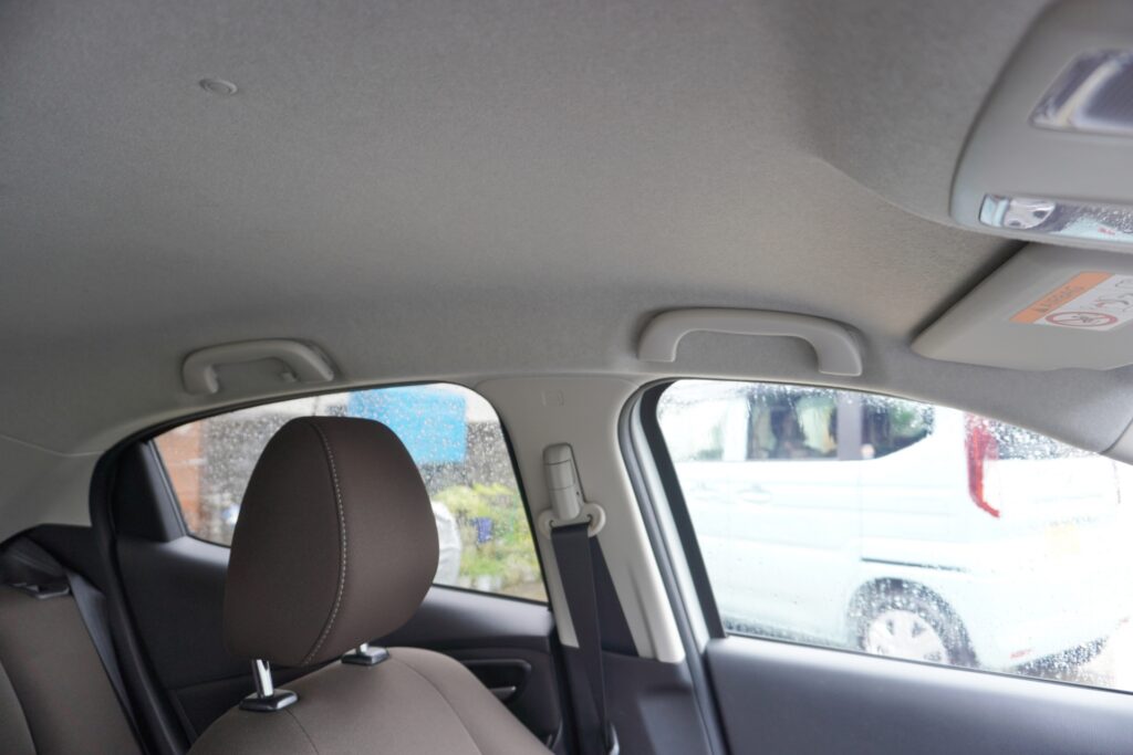 車内のイメージ_天井メイン_グレー内装