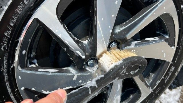 洗車でホイールブラシを使用している様子