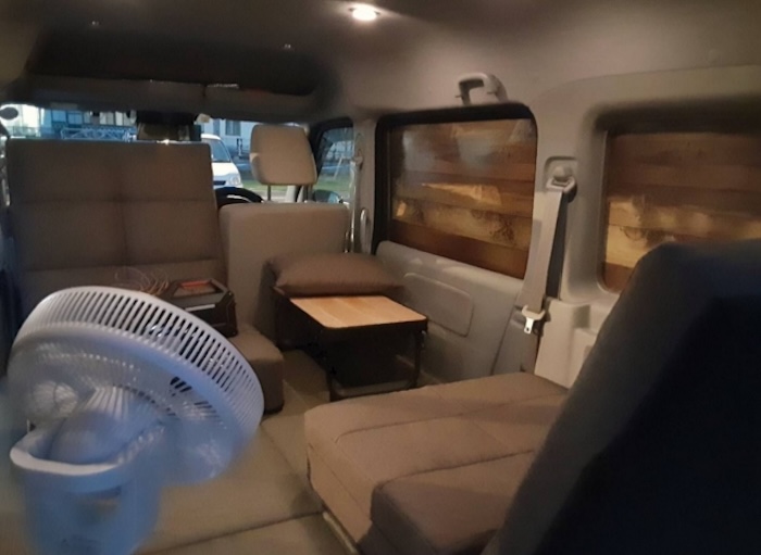 軽キャンピングカーの居住空間