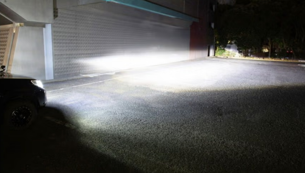 LEDヘッドライトの点灯イメージ(車両はセレナと異なります)