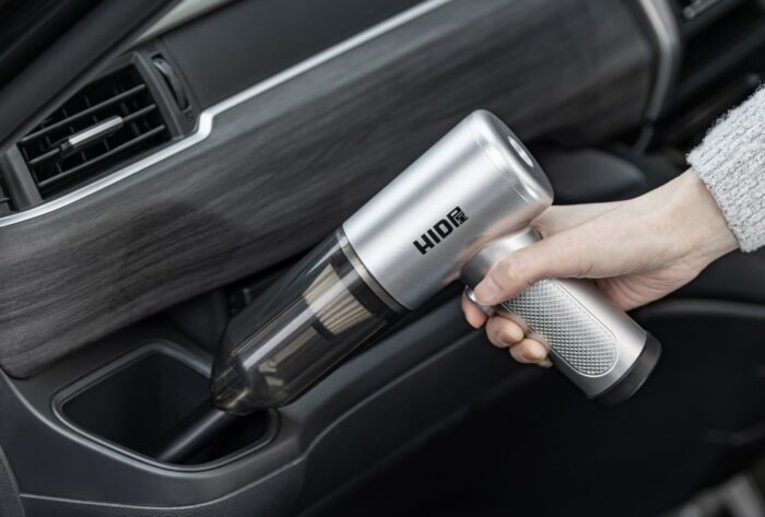 車内清掃用ハンディクリーナーの使用イメージ（カップホルダー）_HID屋