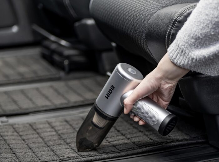 車内清掃用ハンディクリーナーの使用イメージ（床）_HID屋