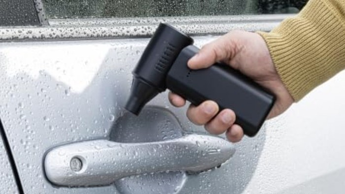 洗車時にブロワーで水を飛ばす様子