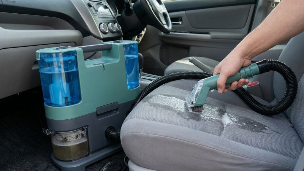 リンサークリーナーで車のシートを掃除する様子