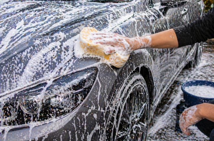 手洗い洗車のやり方は？基本の手順や必要な道具、きれいに仕上げるコツを解説