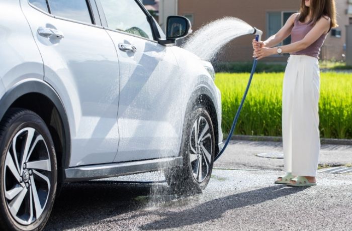 自宅で手洗い洗車をしている様子