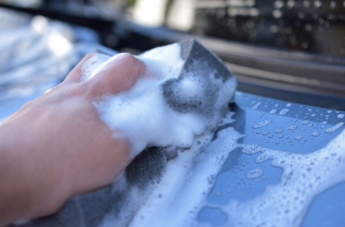 たっぷりの泡で車のボディを手洗いしている様子