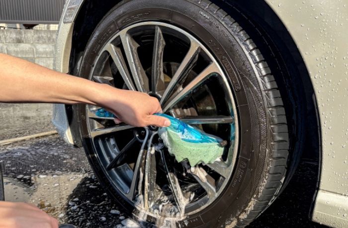 手洗い洗車でタイヤとホイールを洗っている様子