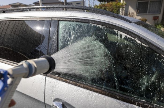 手洗い洗車で予洗いをしている様子