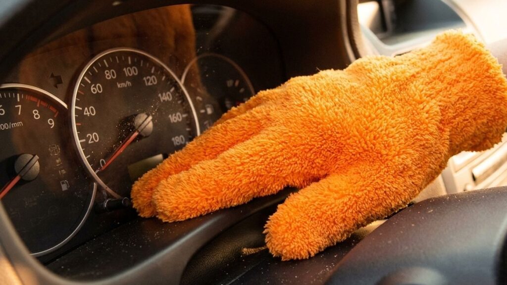 おそうじグローブで車内のメーター周りを掃除する様子