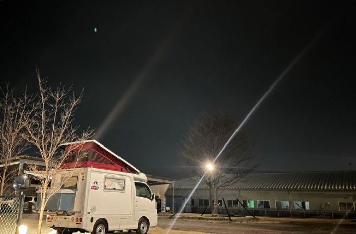 ポップアップルーフを開けている軽キャブコン