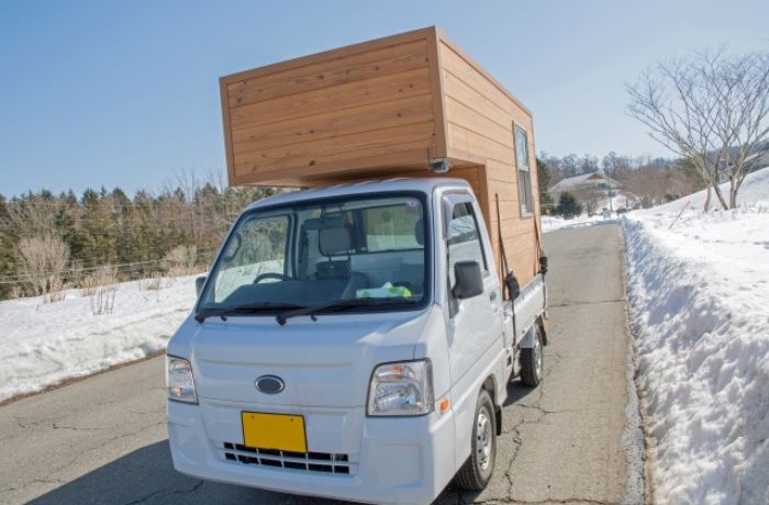 軽トラックベースのトラキャンで道路を走行している様子