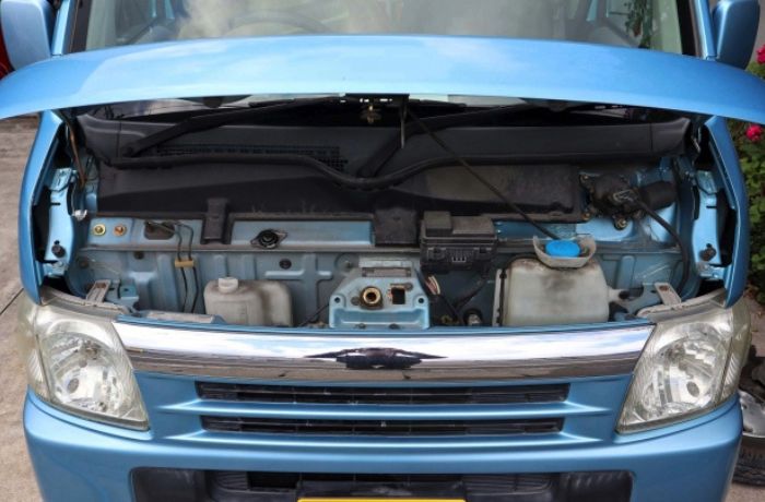 軽キャンピングカーのボンネット内の様子