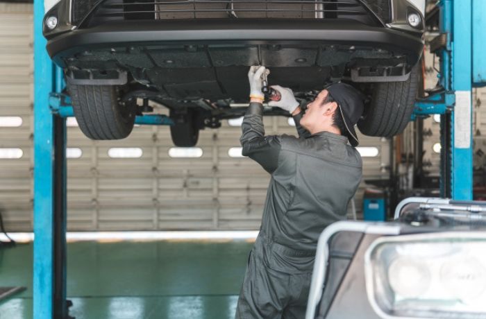 軽キャンピングカーを点検している様子（車検）