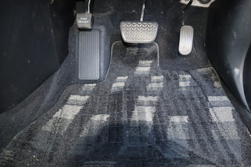車のフロアマットの掃除方法｜素材別の洗い方や頑固な汚れの落とし方を解説＿アイキャッチ