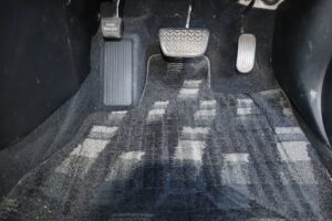 車のフロアマットの掃除方法｜素材別の洗い方や頑固な汚れの落とし方を解説＿アイキャッチ