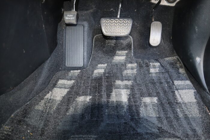 車のフロアマットの掃除方法｜素材別の洗い方や頑固な汚れの落とし方を解説＿アイキャッチ