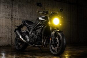 バイクの黄色ヘッドライトは違反？車検基準や黄色化のやり方、おすすめバルブも紹介＿アイキャッチ