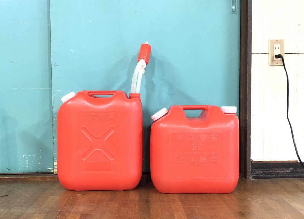 灯油が入った2つのポリタンク（赤）