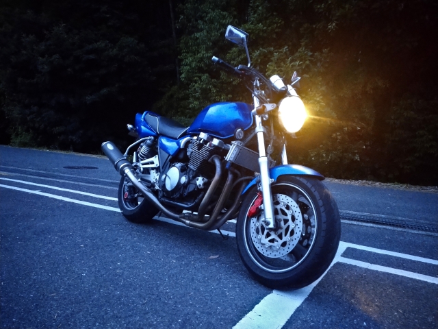ヘッドライトを点灯しているネイキッドバイク_ヤマハ XJR1300