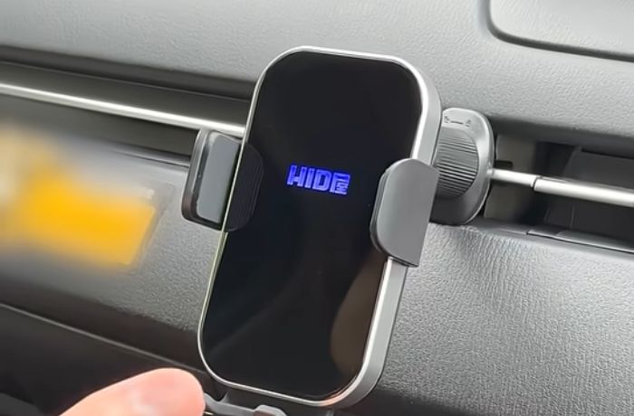 エアコン吹き出し口に取り付けられたHID屋充電式2way取付スマホホルダーの写真