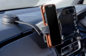 車のスマホホルダーはどこにつける？おすすめの場所や使いやすい位置を解説