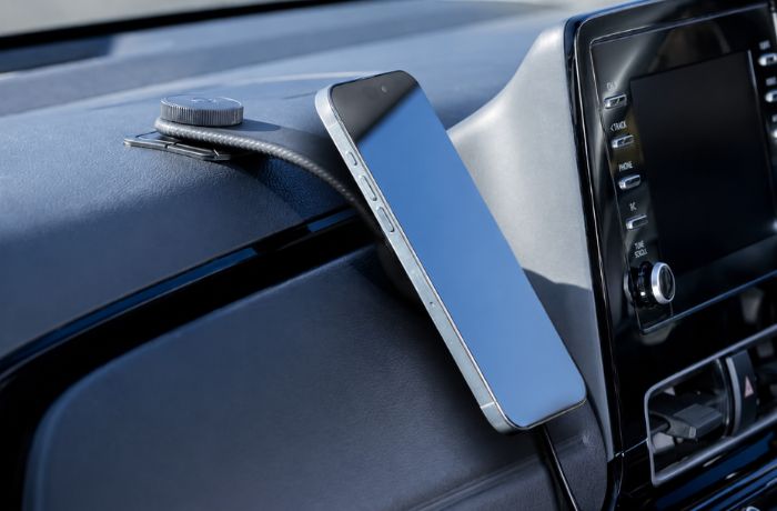 車のダッシュボードに設置されたベルト式のスマホホルダー