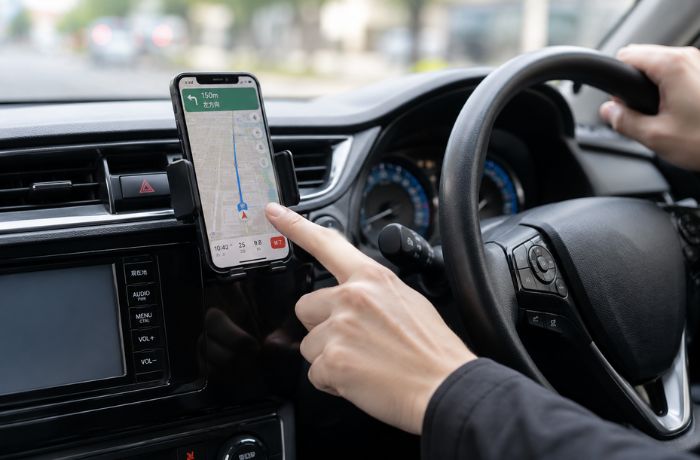 ながら運転でスマホを操作している様子