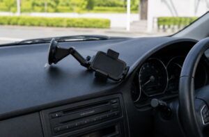 車のスマホホルダーの吸盤が取れる！原因と取れにくくなるコツを解説
