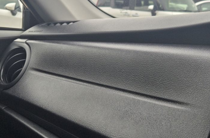 車のスマホホルダーの吸盤が付きにくいシボ加工のダッシュボード