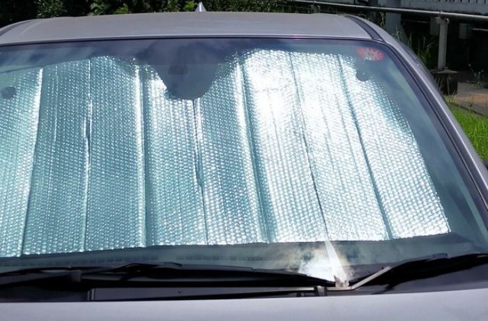スマホホルダーの吸盤が変形しないようにサンシェードをしている車の写真