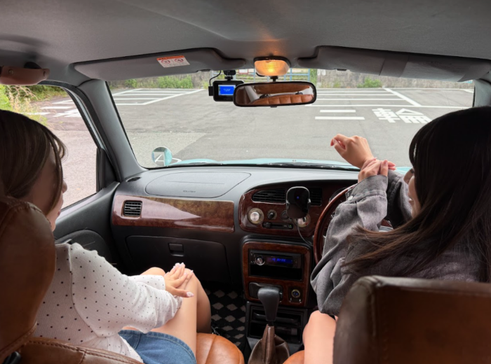 ミラジーノの車内でインタビューを受ける彩香さん