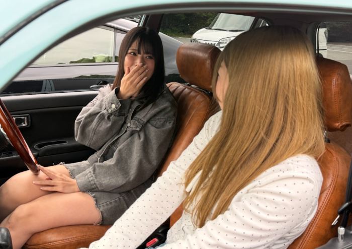 ミラジーノの車内でインタビューを受ける彩香さん
