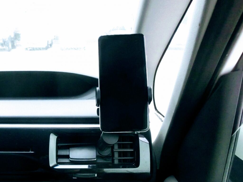 車用スマホホルダーがいらないと言われる理由