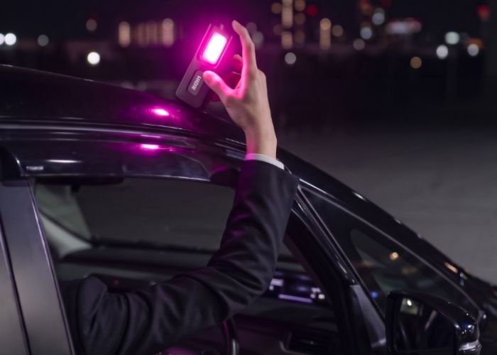 LED停止表示灯を車のルーフに取り付けている写真