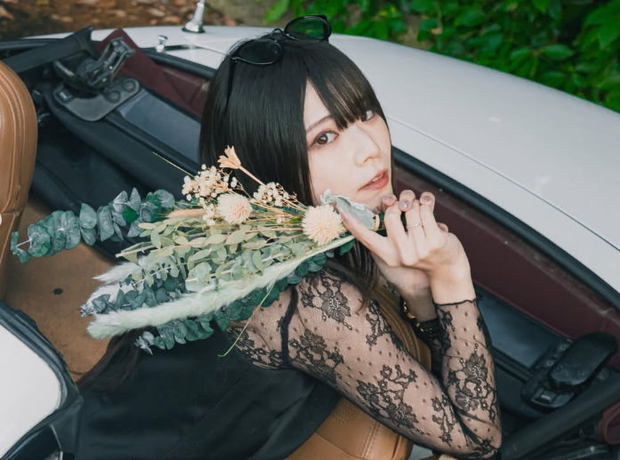 花束を持つ彩香さん