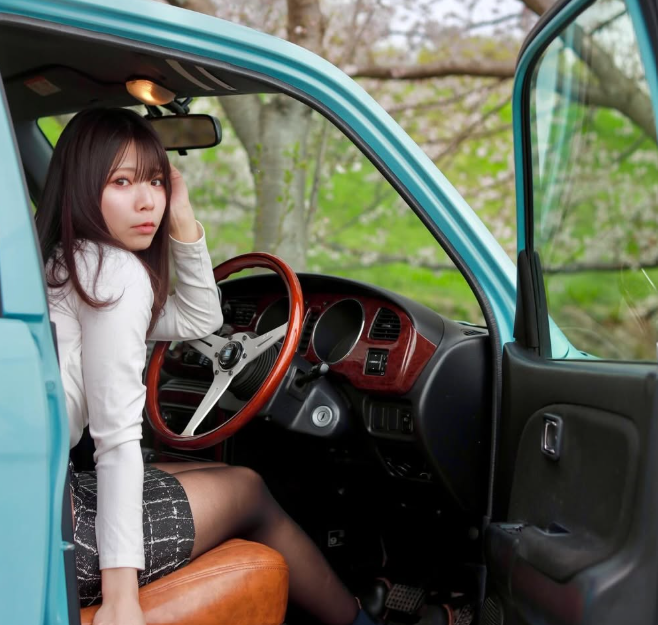 ミラジーノの運転席に座る彩香さん
