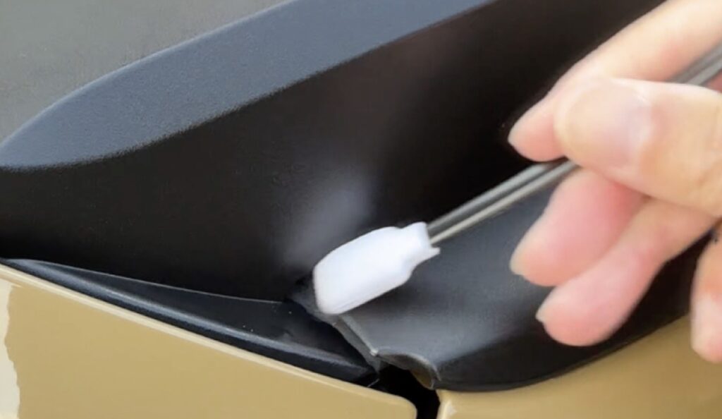 商品使用イメージ＿HID屋 未塗装樹脂復活剤＿仕上がりを変える、専用塗布棒