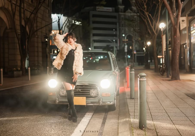 夜ミラジーノのヘッドライトに照らされる彩香さん