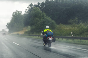 雨の日にバイクで走行する際の対策！必要装備も解説＿アイキャッチ