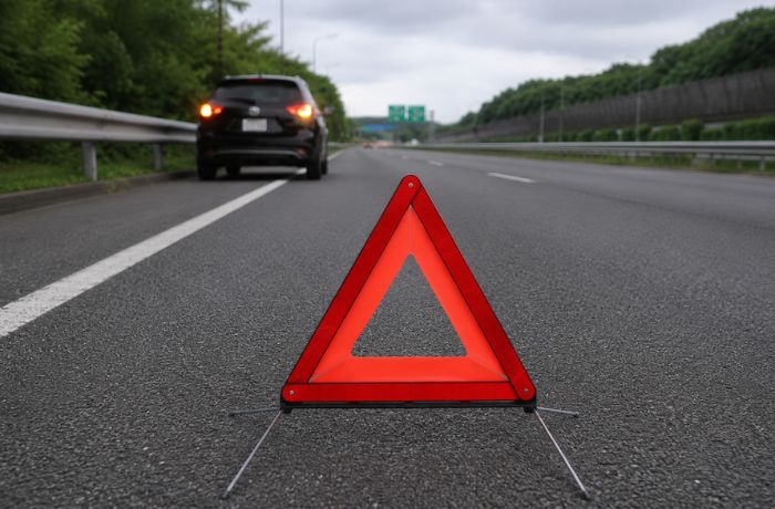 三角表示板は義務？車載・表示のルールや罰則、安全な使い方を解説