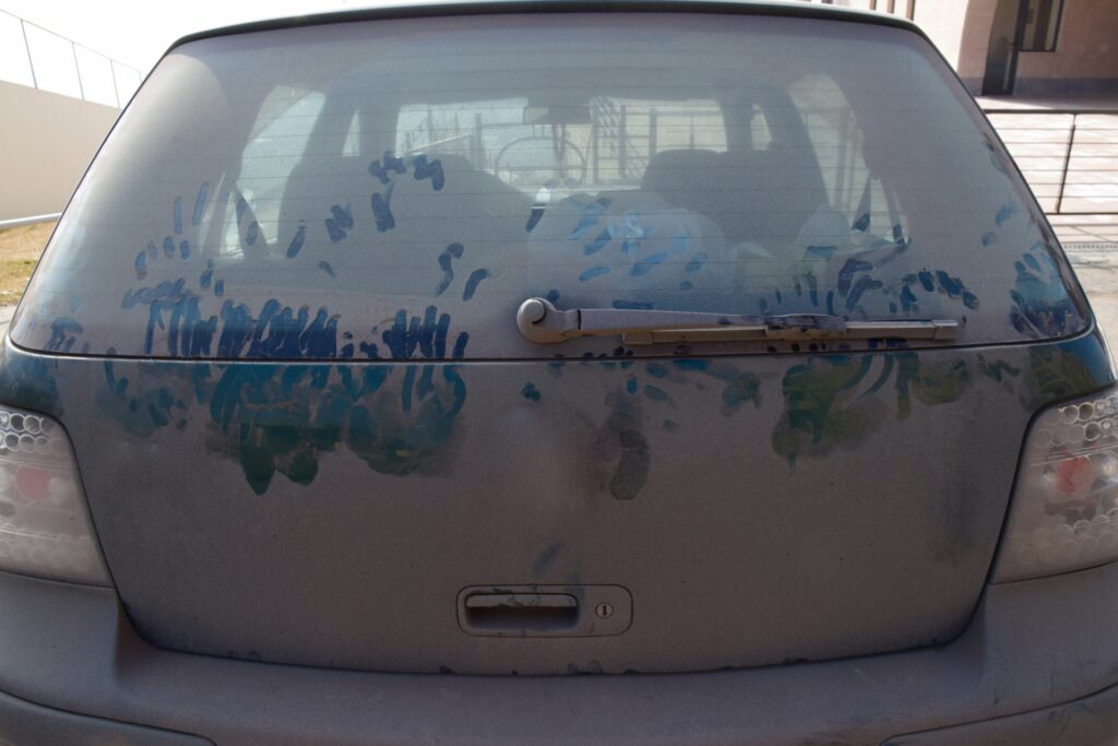 砂埃にまみれた車