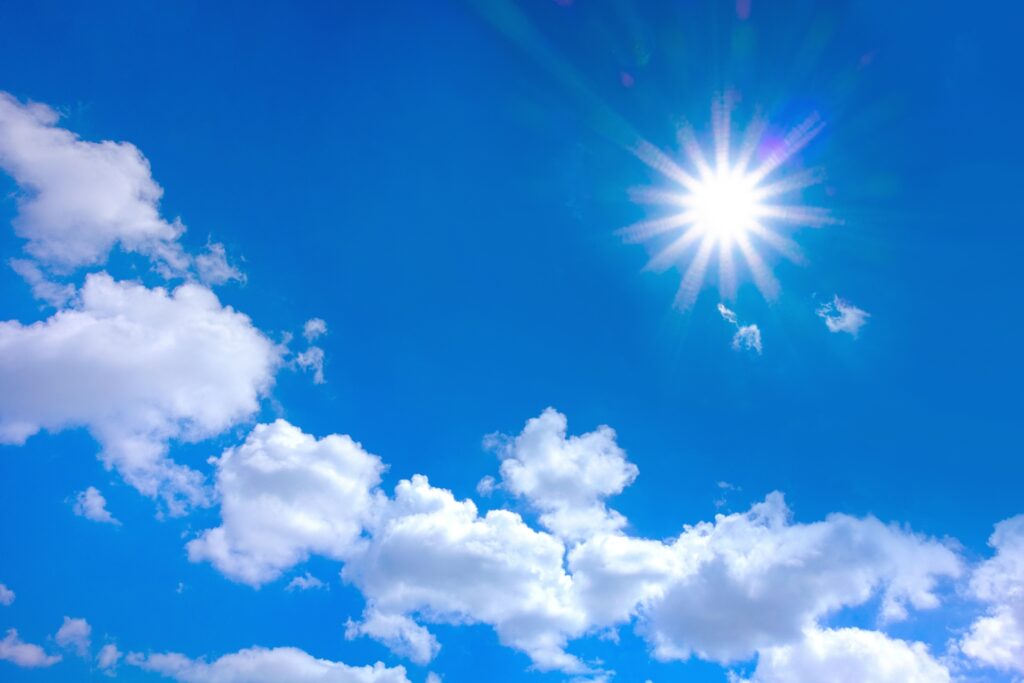 日差しが強い青空