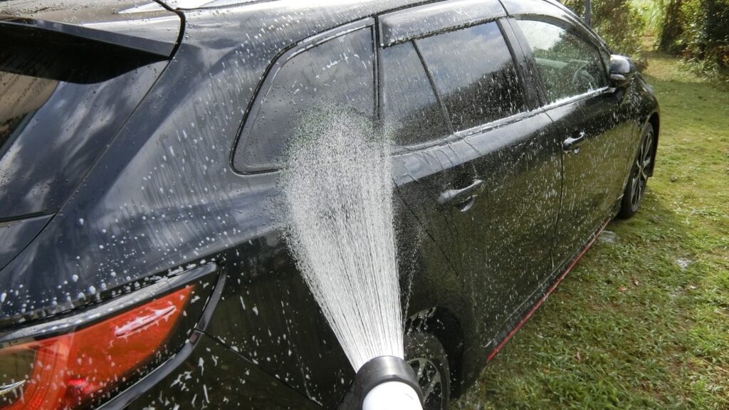 洗車中に水をかけている様子