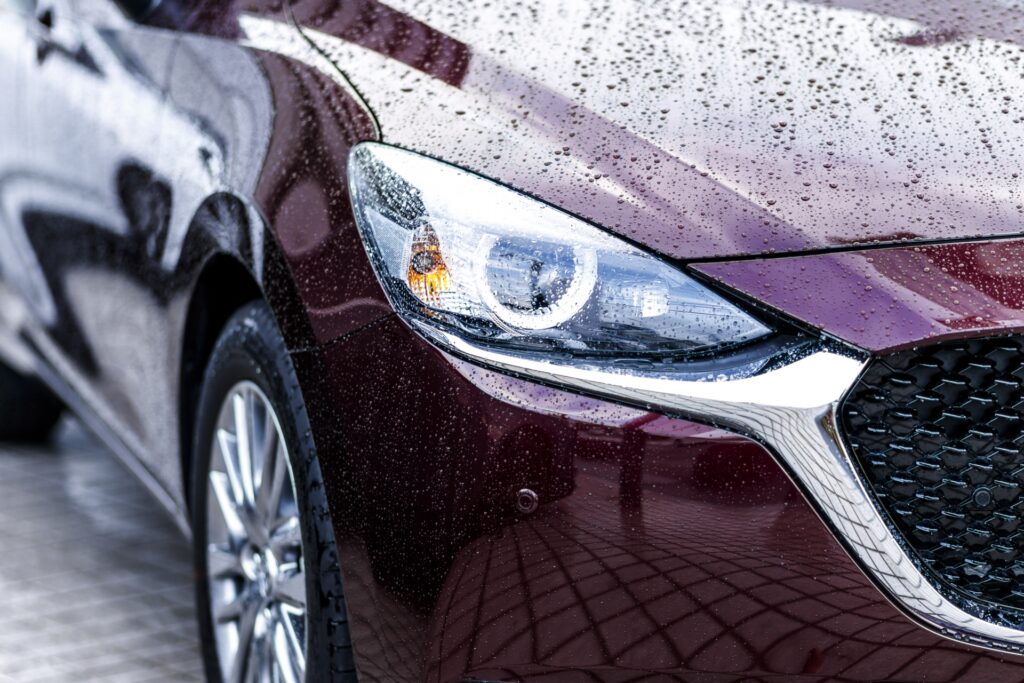 雨の後の車の手入れ方法は？正しい手順や雨シミの落とし方、予防策を解説