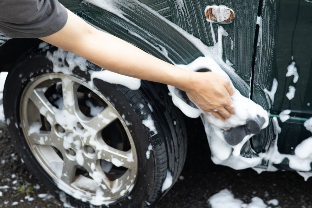 たっぷりの泡で手洗い洗車している様子