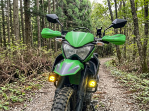 オフロードバイクとフォグランプ