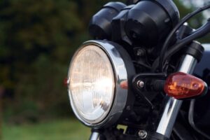 点灯したバイクのヘッドライト